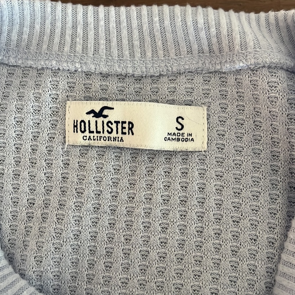 Small Hollister long sleeved crop top - Picture 2 of 3